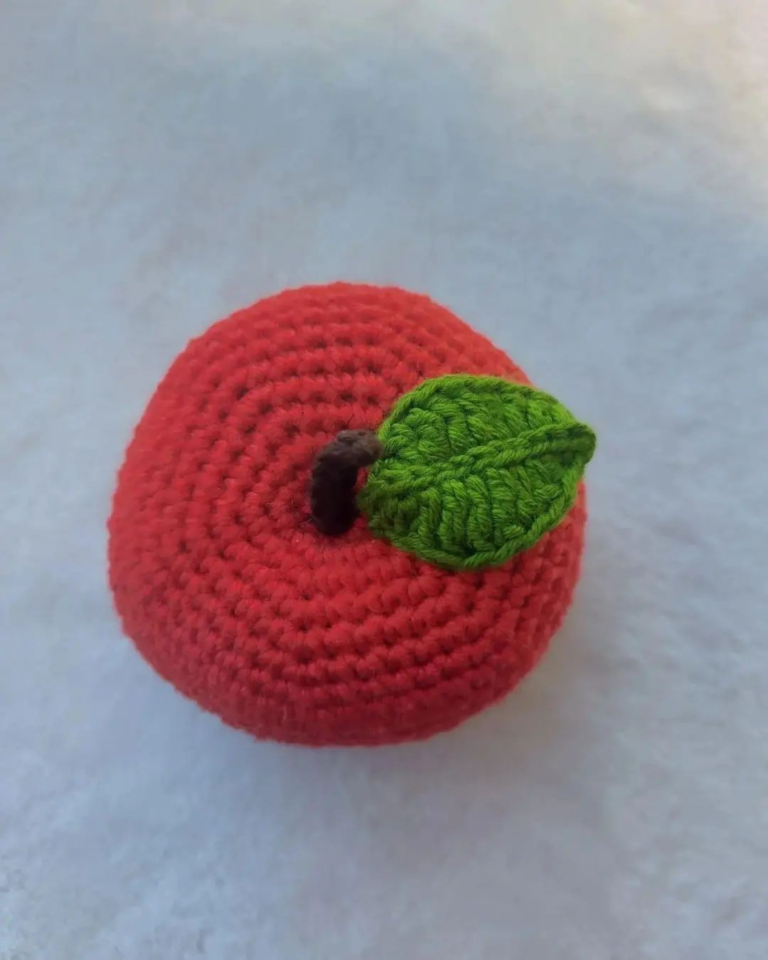 red apple, green leaves, brown stem free crochet pattern