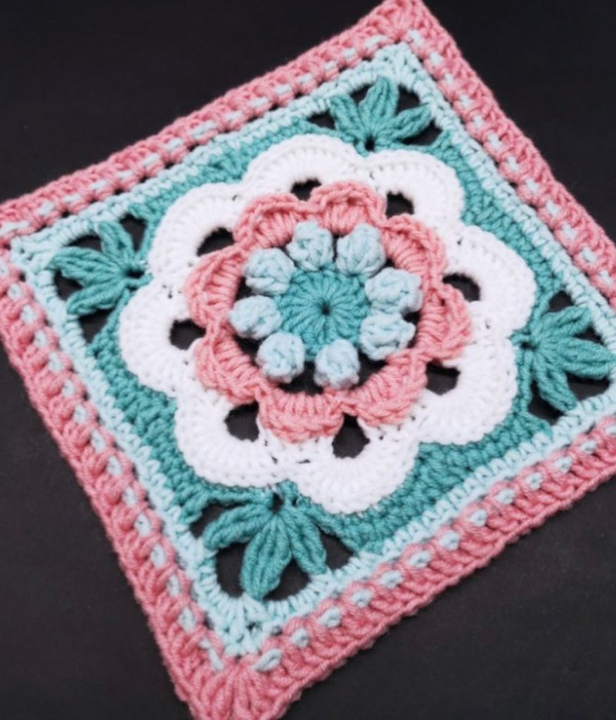 square decorative circle, four corners with 3 leaves crochet pattern