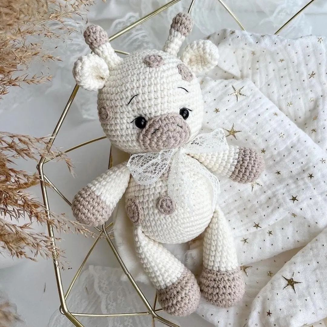 white giraffe, gray muzzle, gray legs and arms.crochet pattern