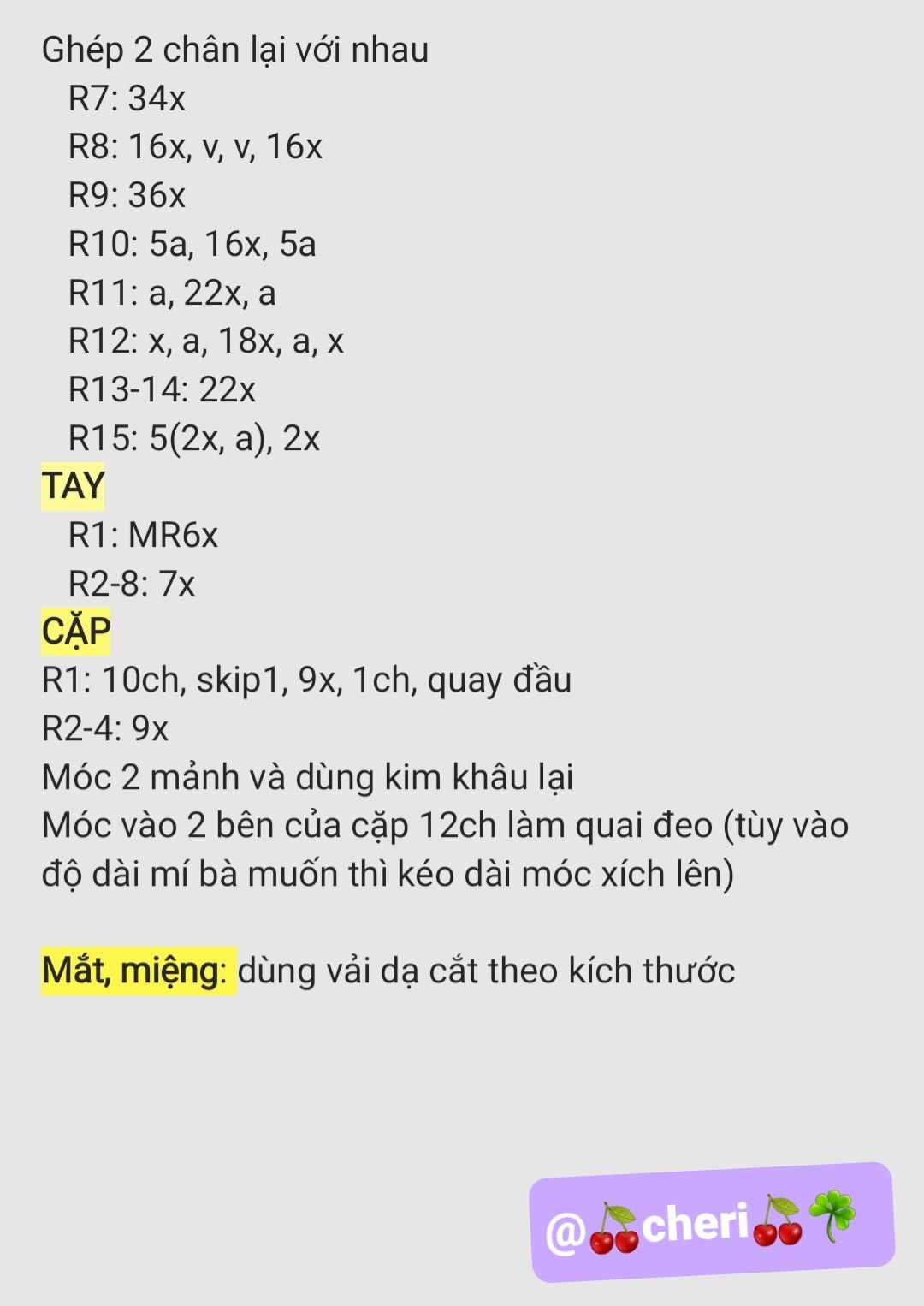 chart móc em bé màu đen, mắt màu trắng, đeo ba lô màu vàng