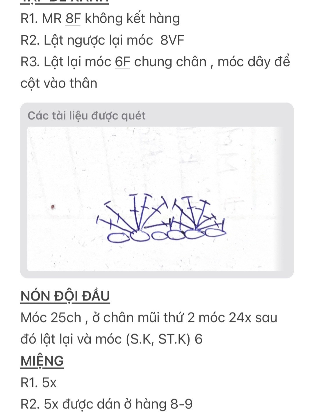 Chart móc gà con đeo yếm.