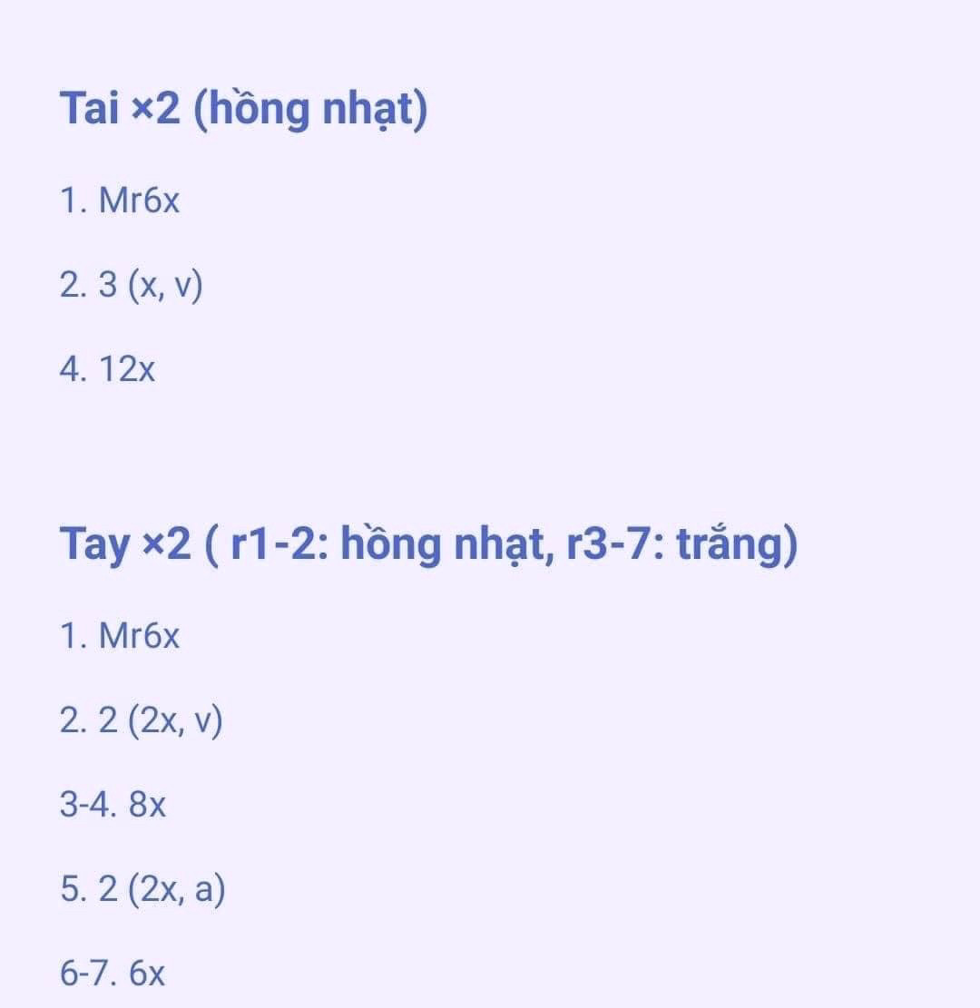 Chart móc heo hồng, mặc quần yếm màu xanh.