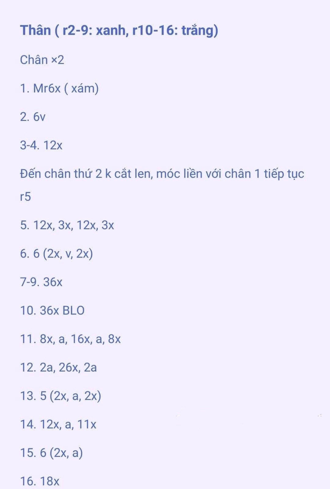 Chart móc heo hồng, mặc quần yếm màu xanh.