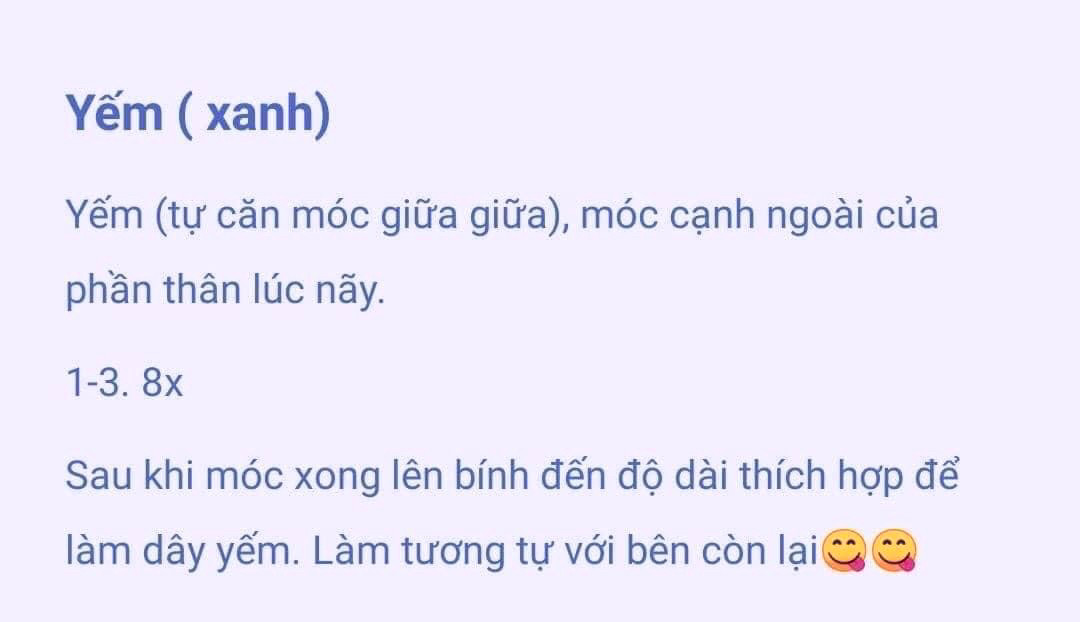 Chart móc heo hồng, mặc quần yếm màu xanh.