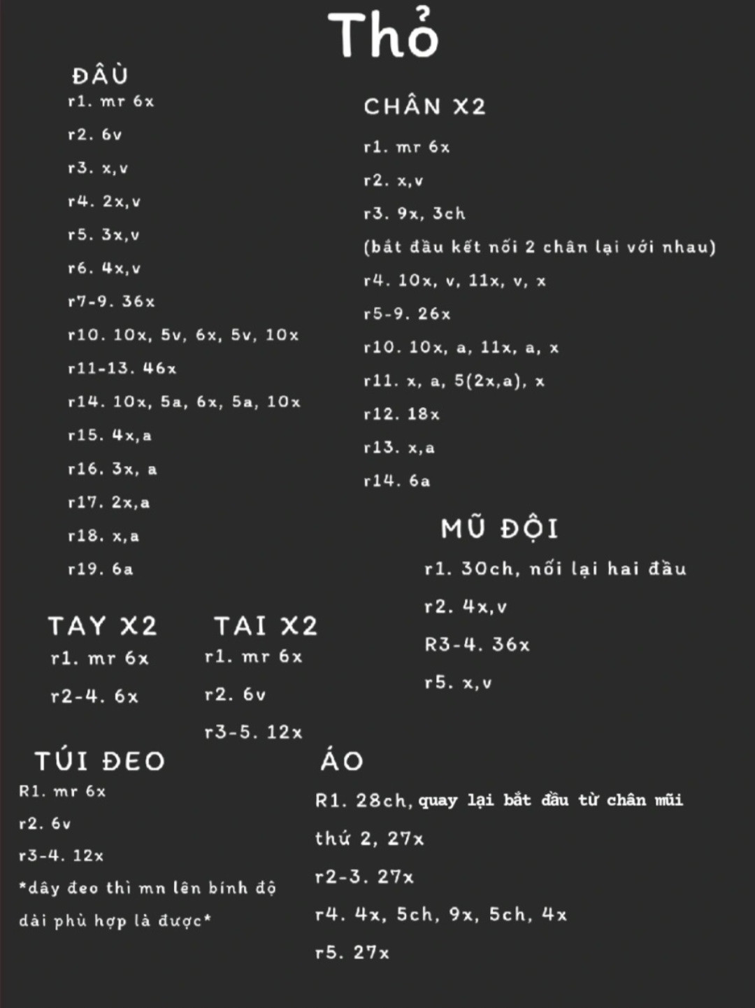 chart móc thỏ đội mũ màu vàng, đeo túi chéo.