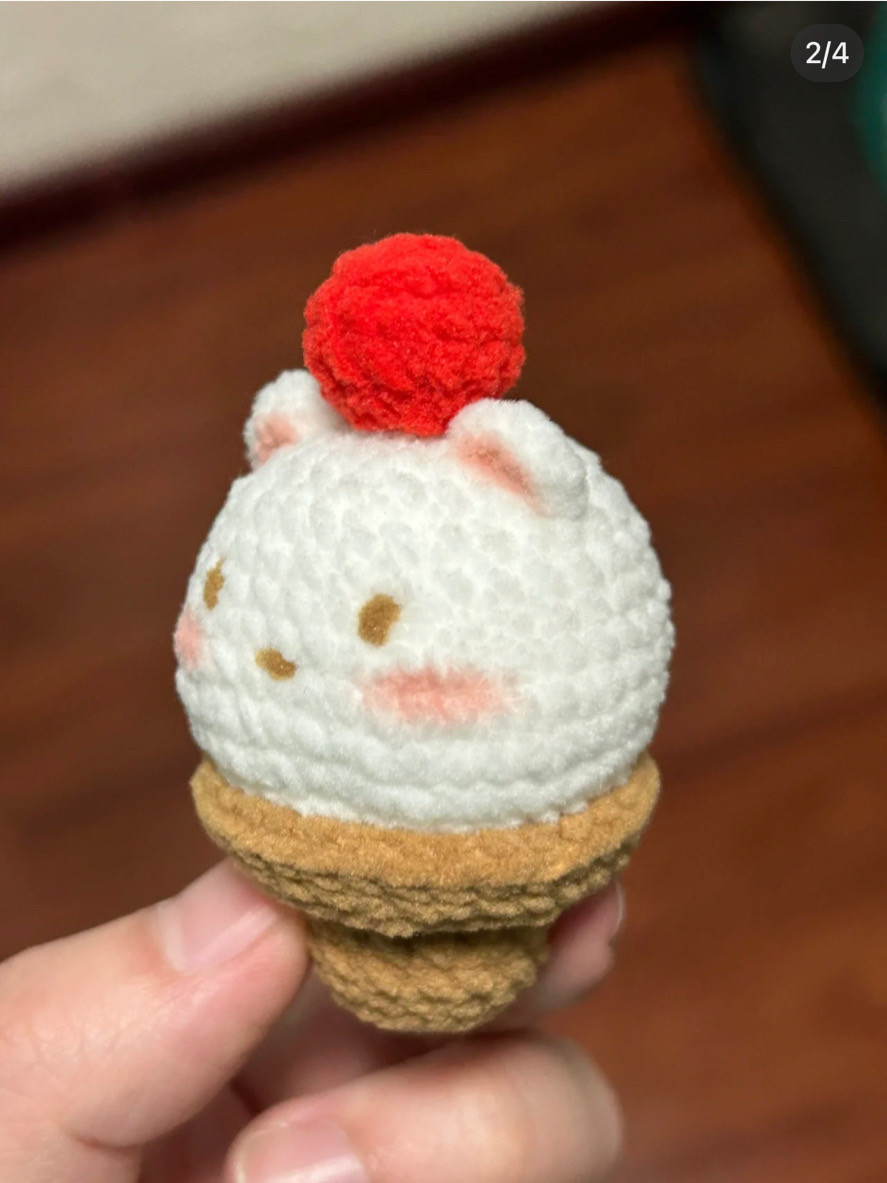 Crochet pattern pig head cup cake with strawberry