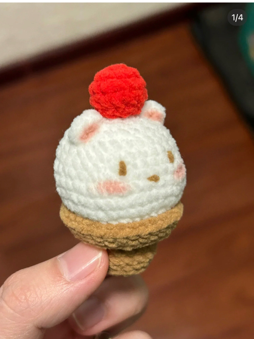 Crochet pattern pig head cup cake with strawberry