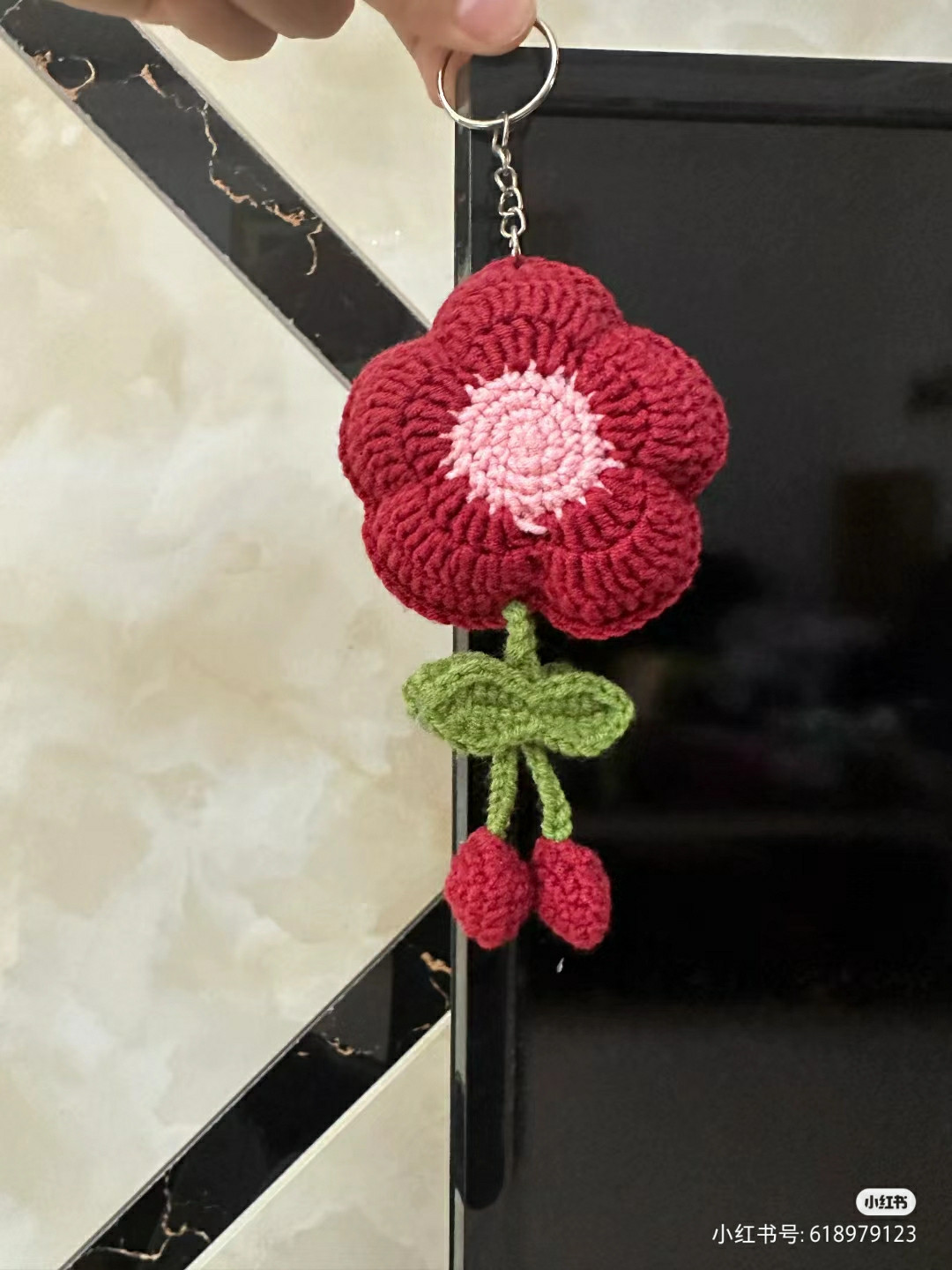 Red five-petal flower keychain, pink pistil, green leaves, crochet pattern