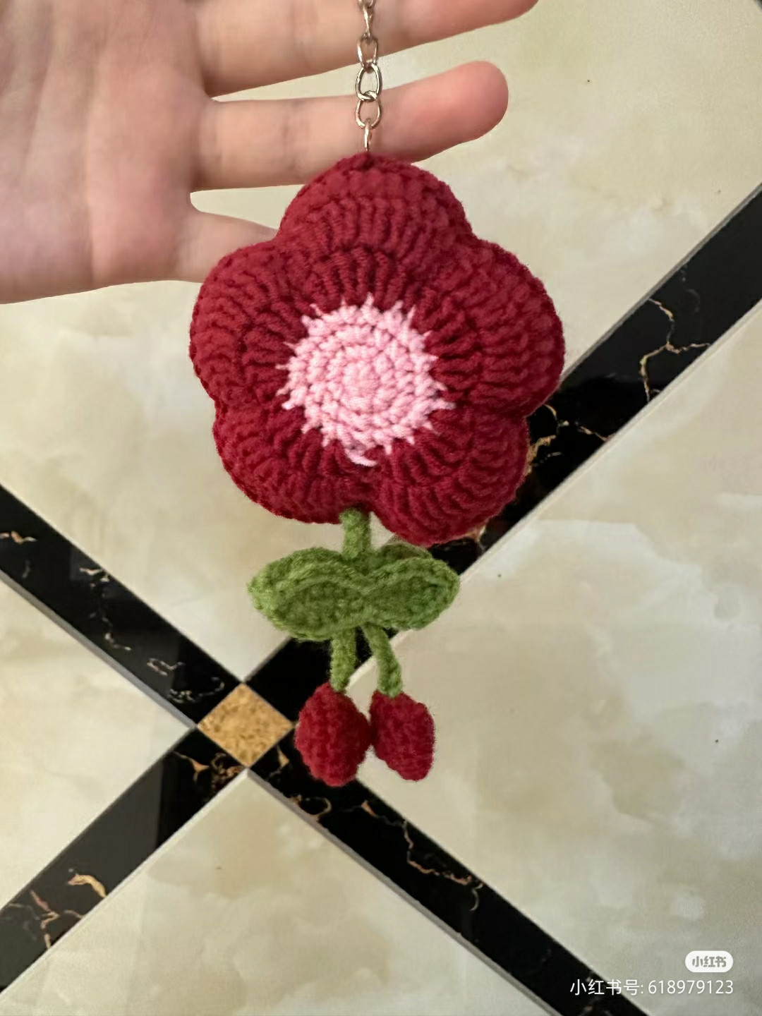 Red five-petal flower keychain, pink pistil, green leaves, crochet pattern