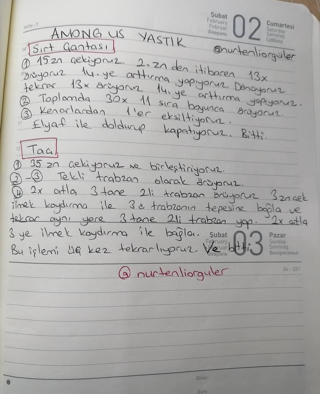 Aramızda gri, beyaz, sarı renkte tığ işi modeli