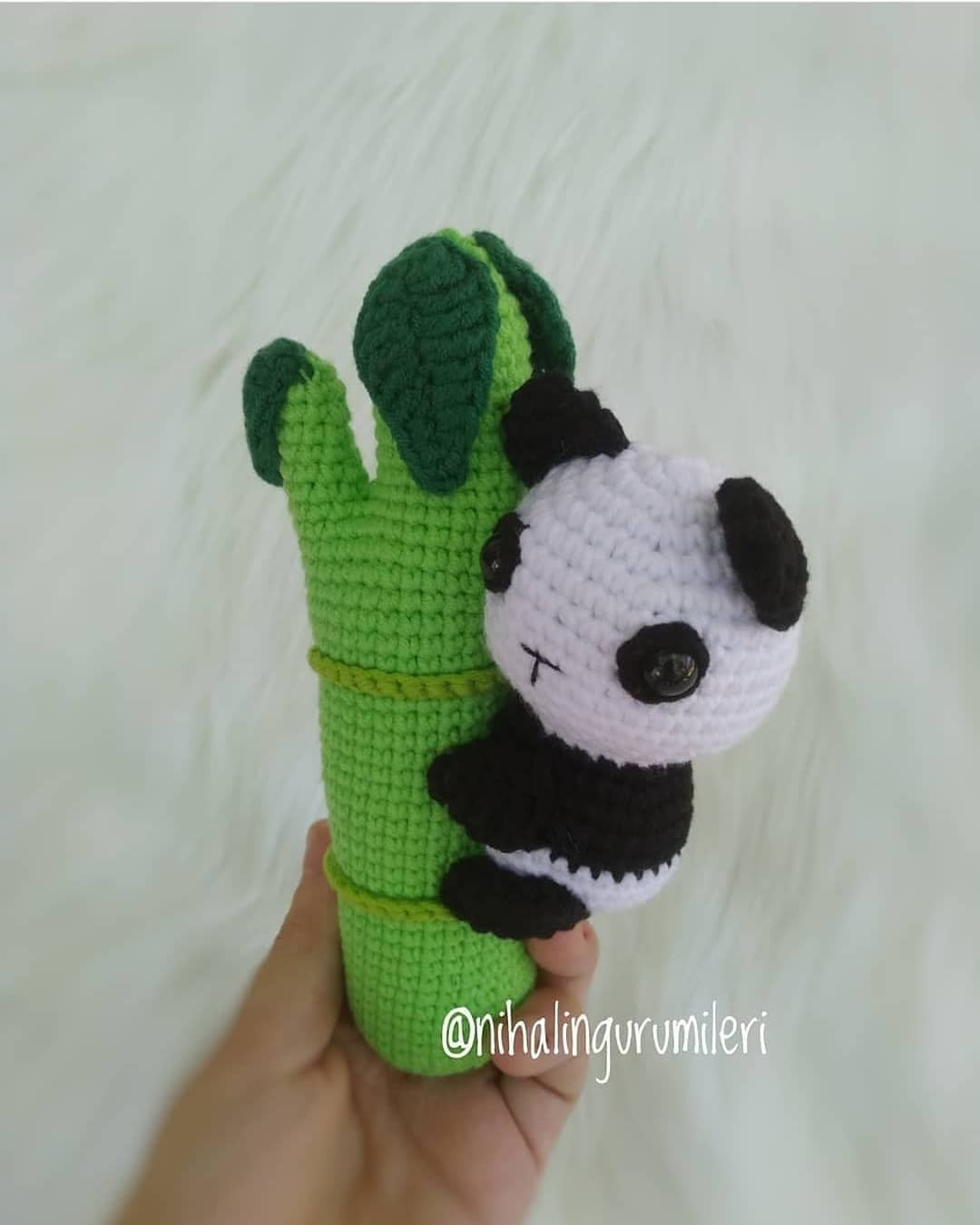 Bambu bitkilerini ve bambu bitkilerini asmak için panda tığ işi deseni.