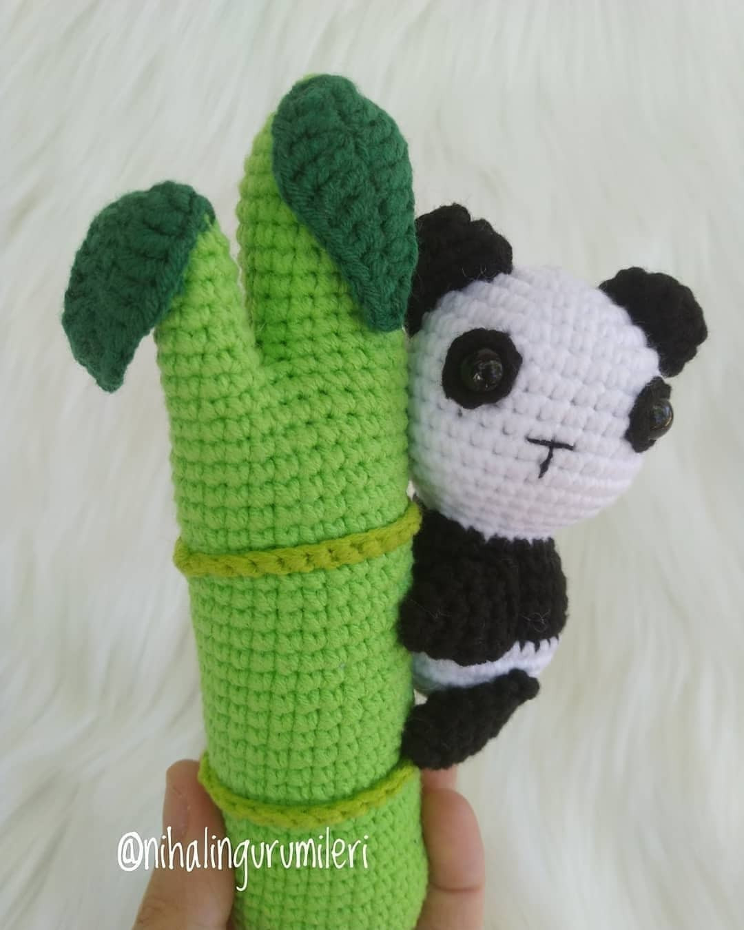 Bambu bitkilerini ve bambu bitkilerini asmak için panda tığ işi deseni.