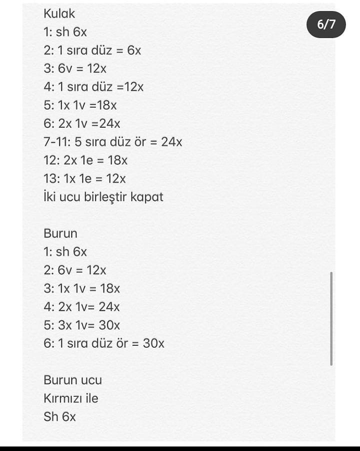 Beyaz ağızlı, kırmızı ve beyaz yatay çizgili bir gömlek, yeşil bir eşarp ve kahverengi boynuzlar giyen bir geyiğin tığ işi tarifi.