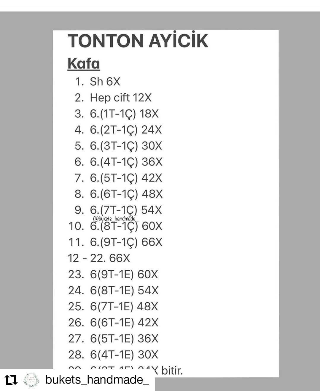 Beyaz ağızlı ve kahverengi burunlu gri ayı tomurcuğu tığ işi modeli.