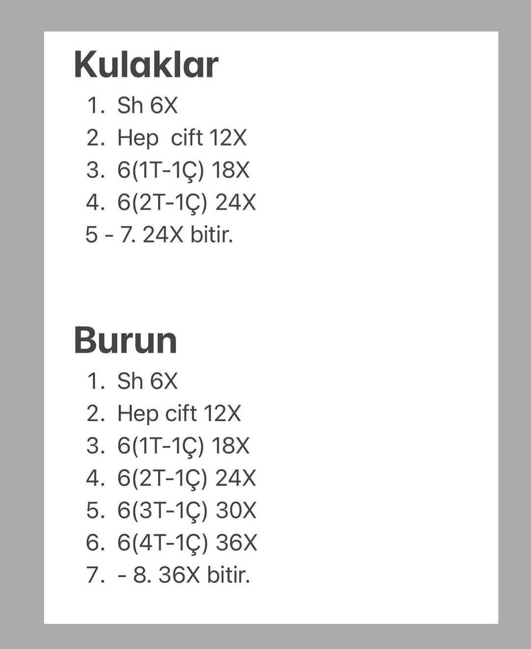 Beyaz ağızlı ve kahverengi burunlu gri ayı tomurcuğu tığ işi modeli.