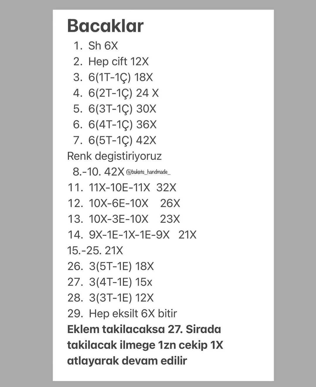 Beyaz ağızlı ve kahverengi burunlu gri ayı tomurcuğu tığ işi modeli.