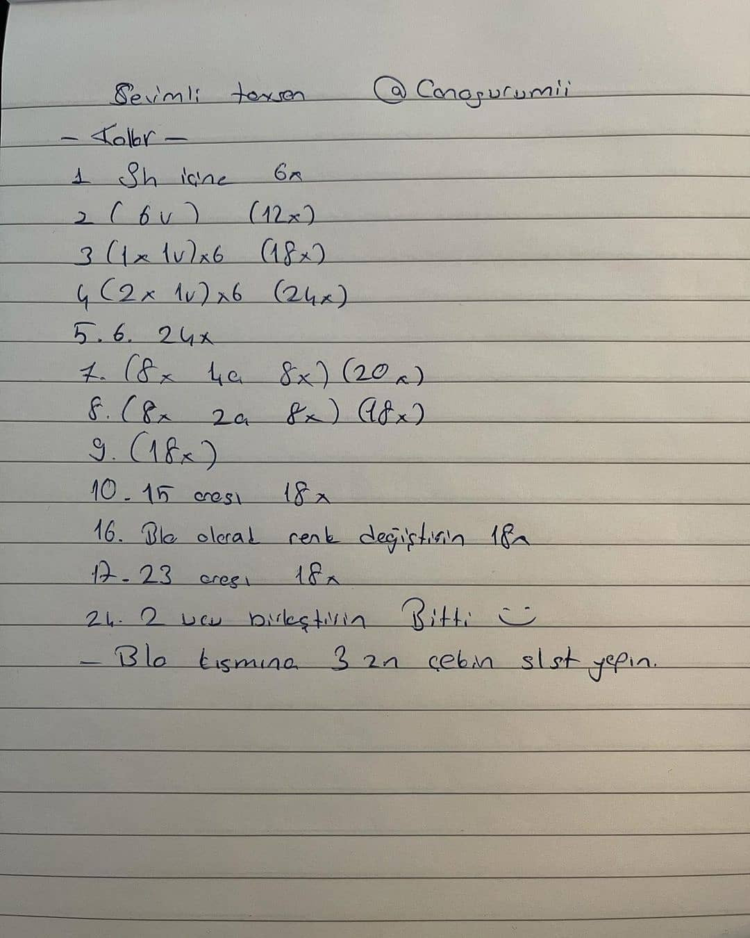 Beyaz tavşan tığ işi modeli, pembe bir elbise giyiyor.