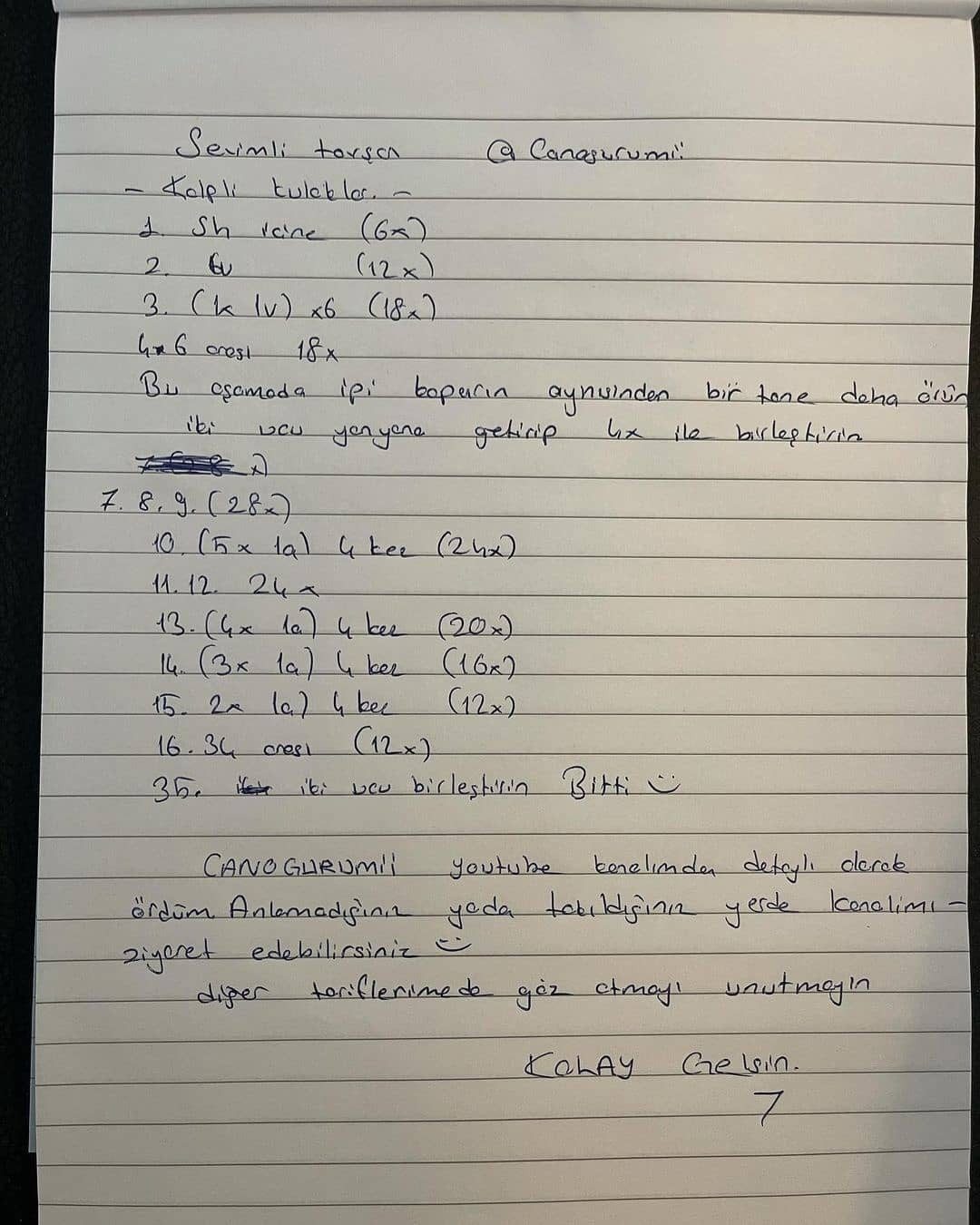 Beyaz tavşan tığ işi modeli, pembe bir elbise giyiyor.