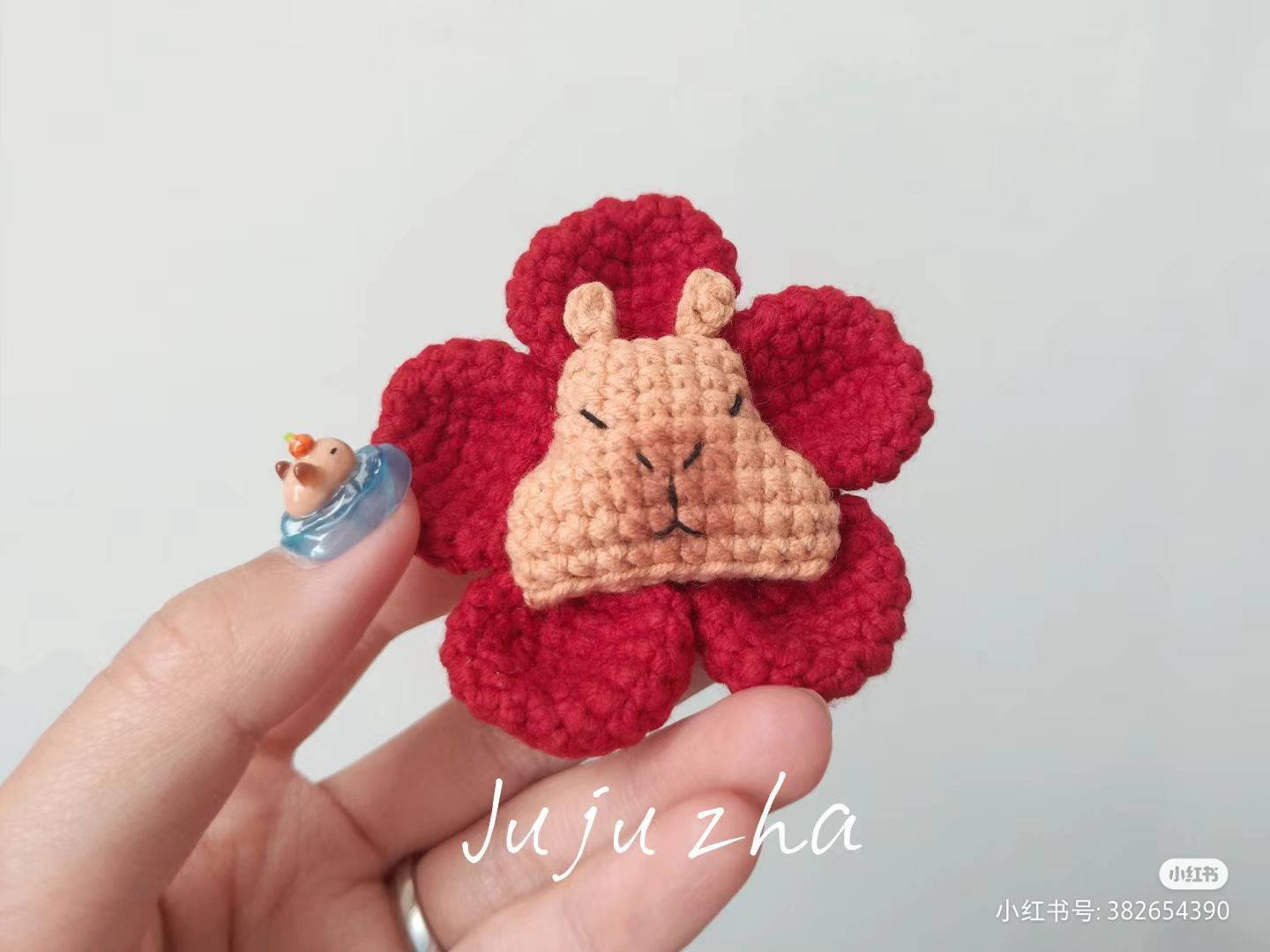 capybara keychain crochet pattern, capybara flower crown hair clip
