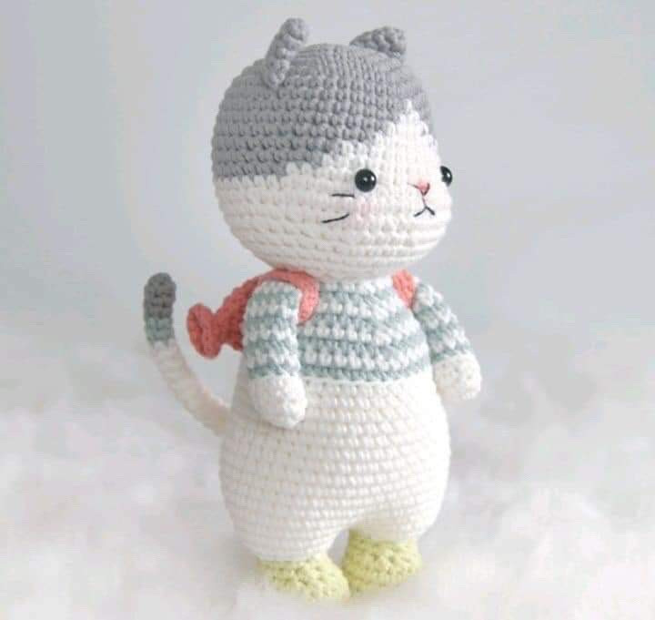 Crochet pattern of a cat wearing a fish bag