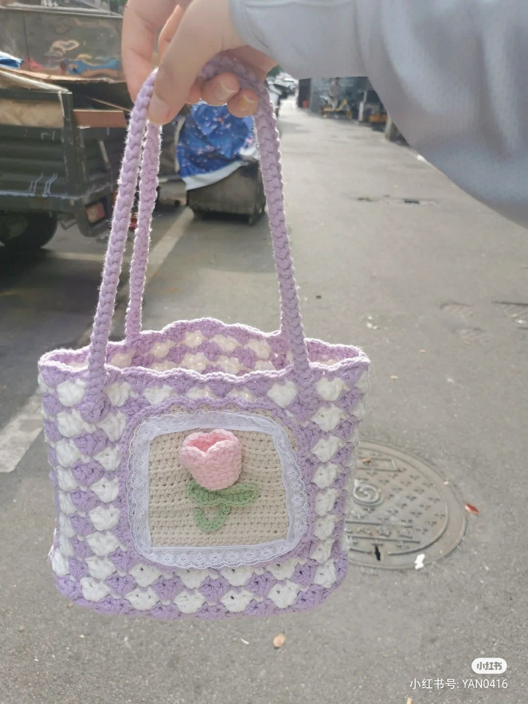 Crochet patterns for star handbags, tulip handbags