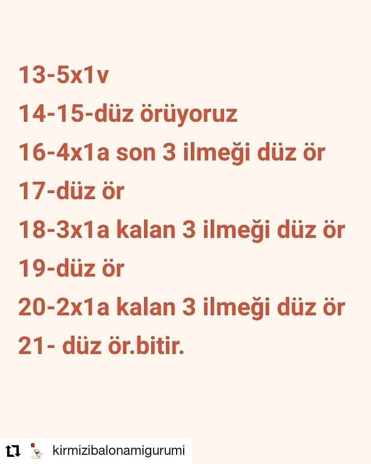 Gri penguen tığ işi modeli, beyaz göbek, mavi eşarp, turuncu gaga, mavi şapka