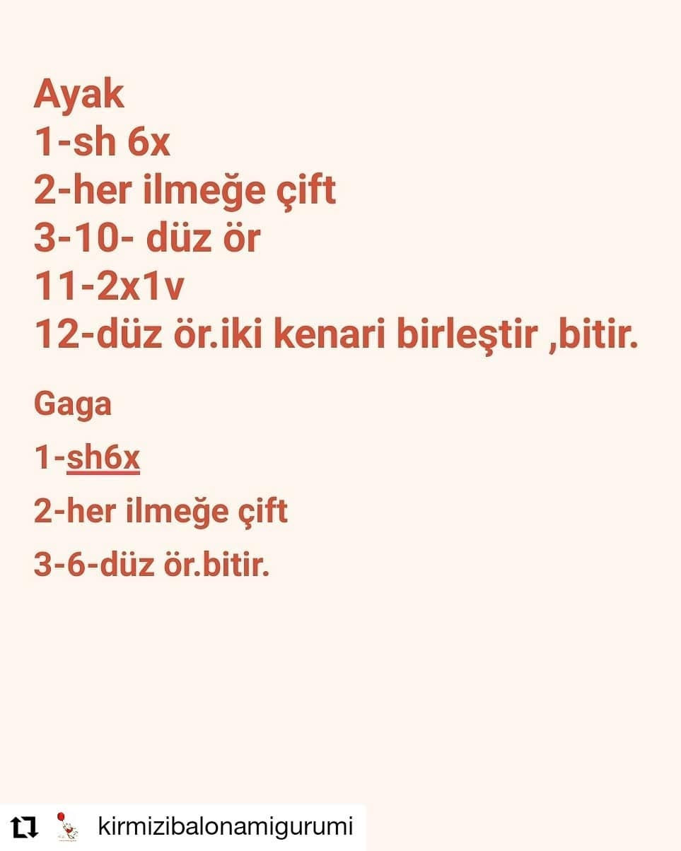 Gri penguen tığ işi modeli, beyaz göbek, mavi eşarp, turuncu gaga, mavi şapka