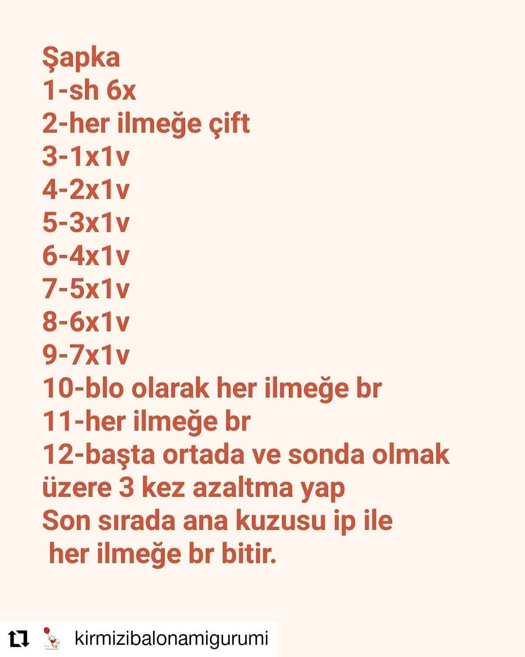 Gri penguen tığ işi modeli, beyaz göbek, mavi eşarp, turuncu gaga, mavi şapka