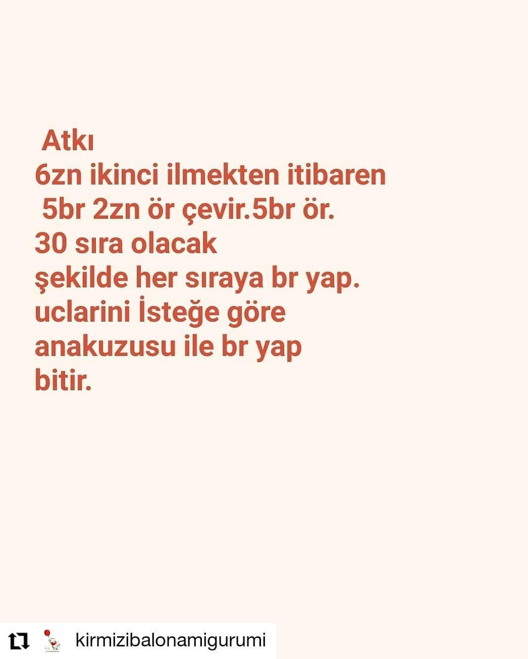 Gri penguen tığ işi modeli, beyaz göbek, mavi eşarp, turuncu gaga, mavi şapka