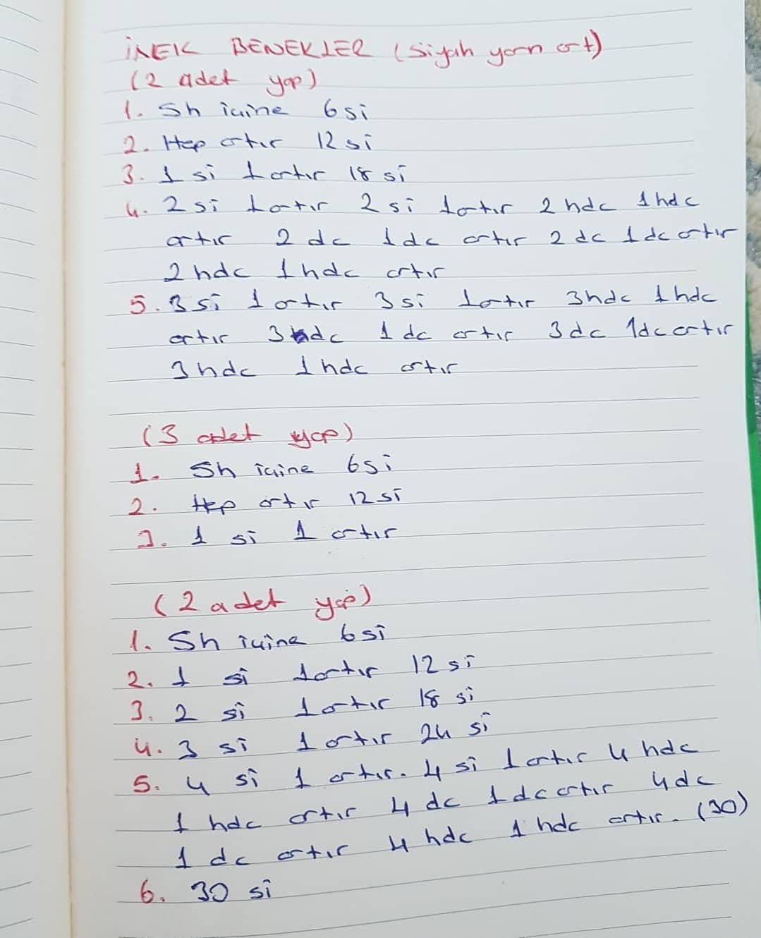 İneğin tığ işi deseni beyazdır, siyah noktalar ve gri boynuzlar, kahverengi namlu ve kulaklar vardır.