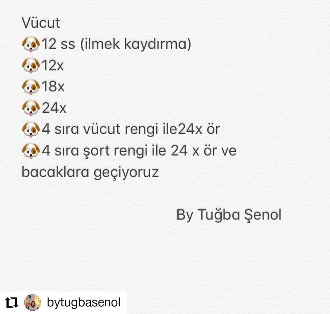 Kahverengi köpek tığ işi modeli, beyaz namlu, mor, sarı, kırmızı pantolon giyiyor.