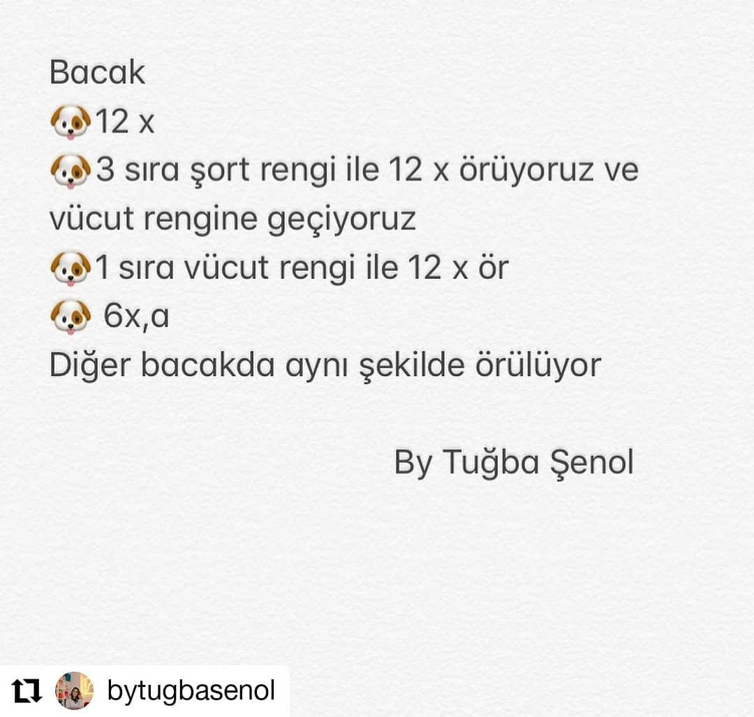 Kahverengi köpek tığ işi modeli, beyaz namlu, mor, sarı, kırmızı pantolon giyiyor.