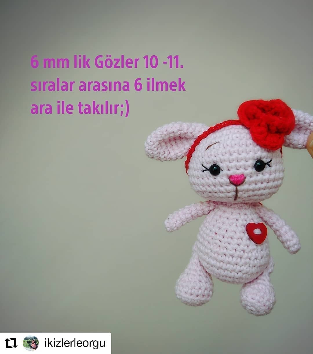 Kırmızı fiyonk takan pembe bir kedi için tığ işi modeli