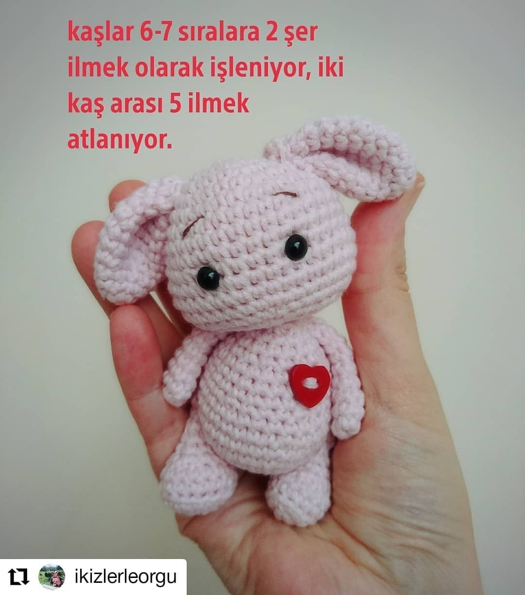 Kırmızı fiyonk takan pembe bir kedi için tığ işi modeli