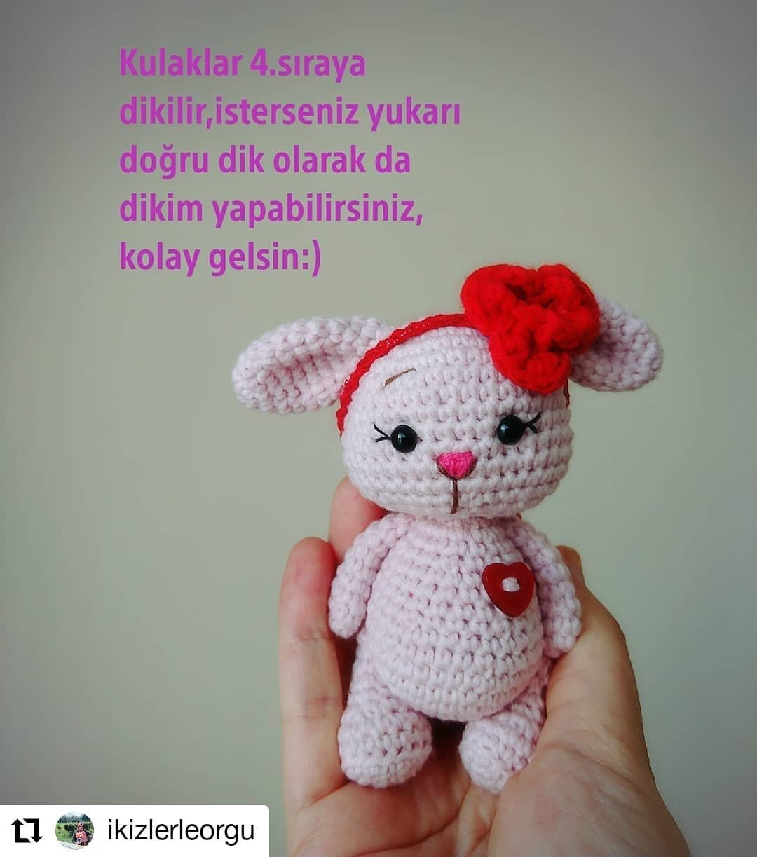 Kırmızı fiyonk takan pembe bir kedi için tığ işi modeli