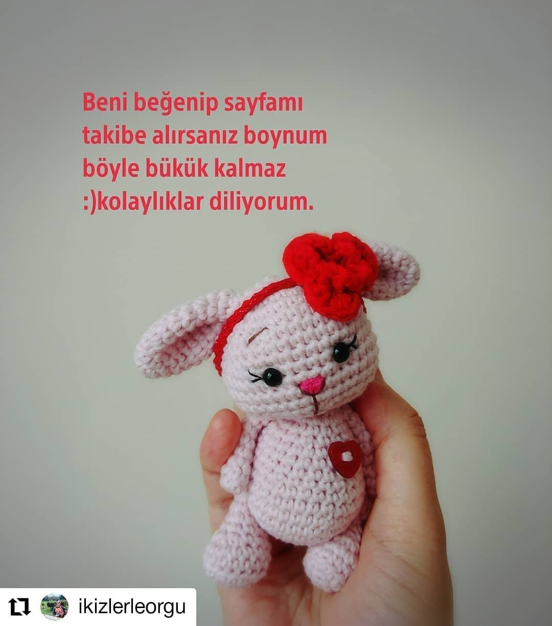 Kırmızı fiyonk takan pembe bir kedi için tığ işi modeli