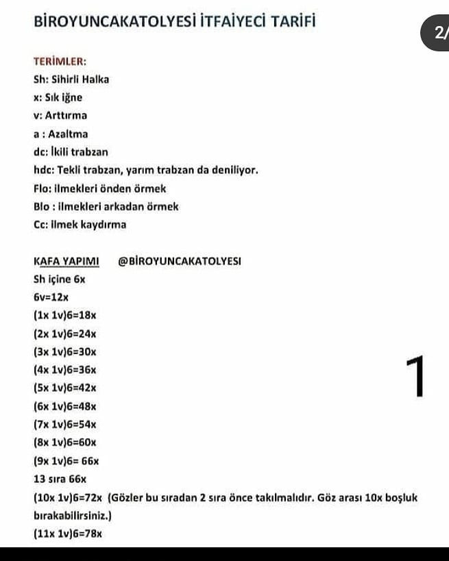 Kırmızı şapkalı ve mor elbiseli bir erkek bebek tığ işi tarifi.