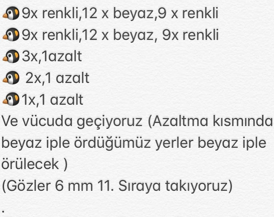 Kırmızı, yeşil ve mavi renkte küçük penguen tığ işi modeli.