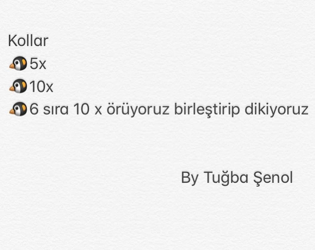 Kırmızı, yeşil ve mavi renkte küçük penguen tığ işi modeli.