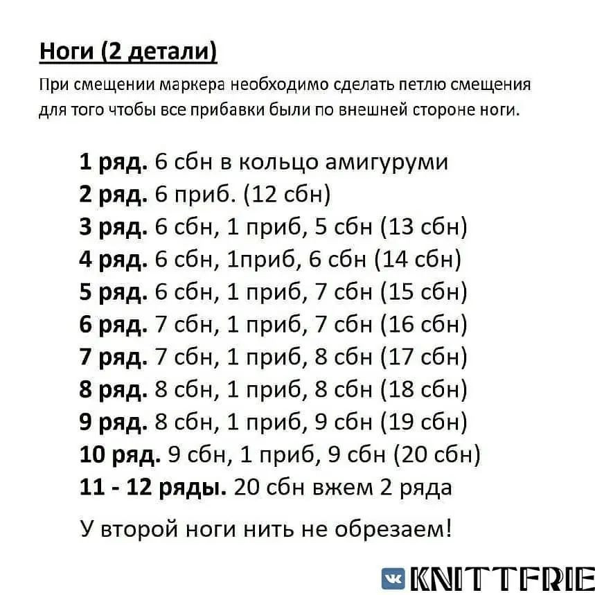 Кукла-мальчик одета в комбинезон, кукла-девочка в розовом платье.