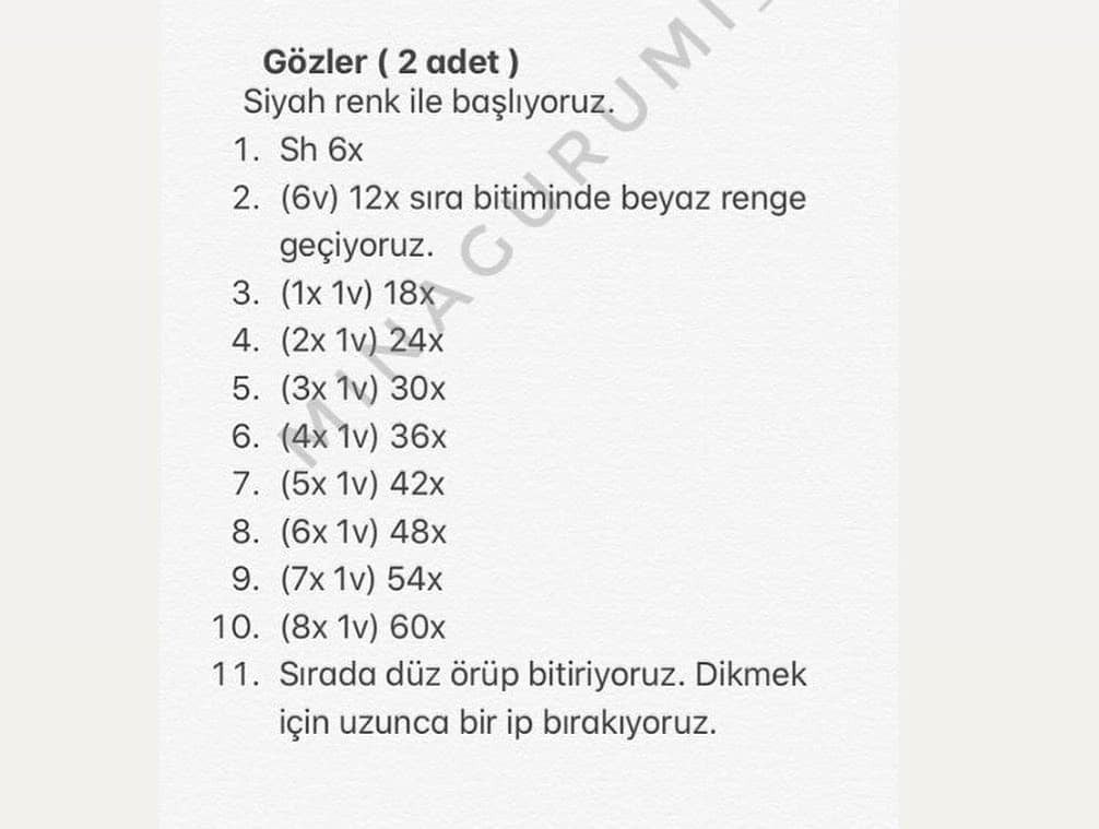 Kurbağa tığ işi modeli mavi, gözleri beyaz, yanakları kırmızıdır.