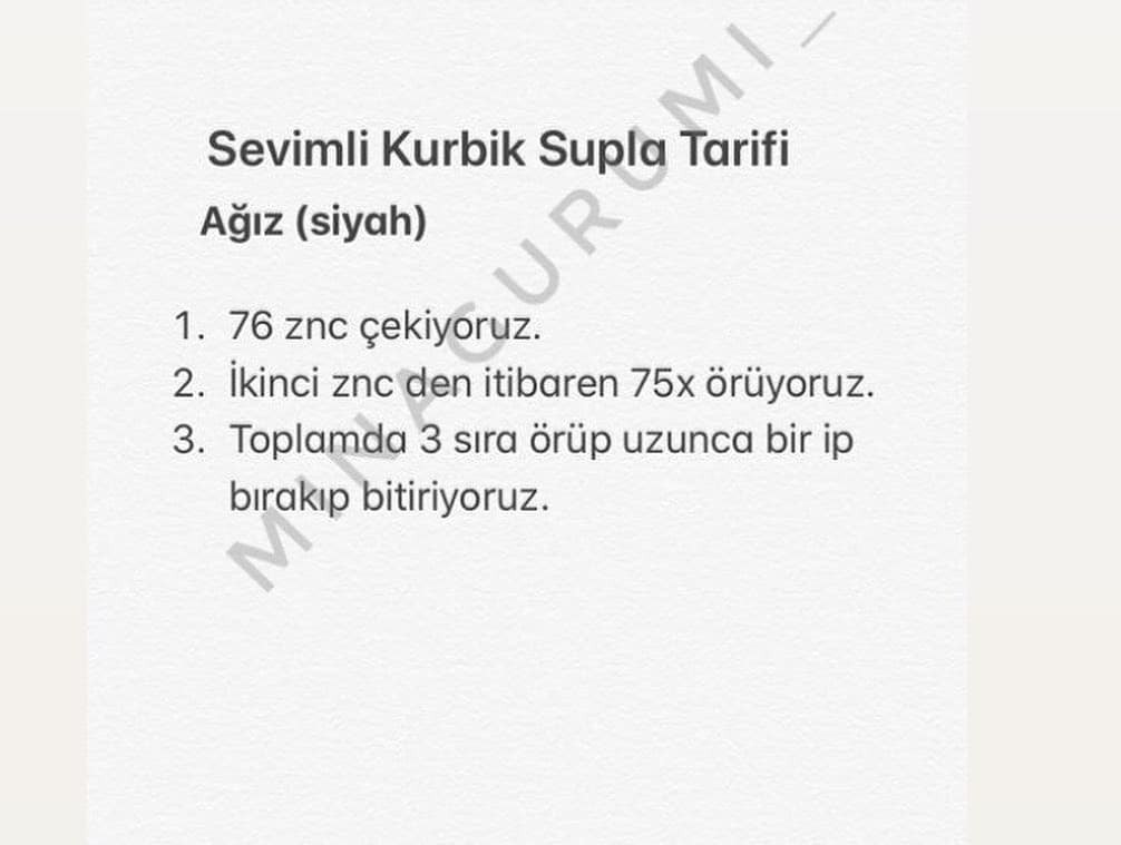 Kurbağa tığ işi modeli mavi, gözleri beyaz, yanakları kırmızıdır.