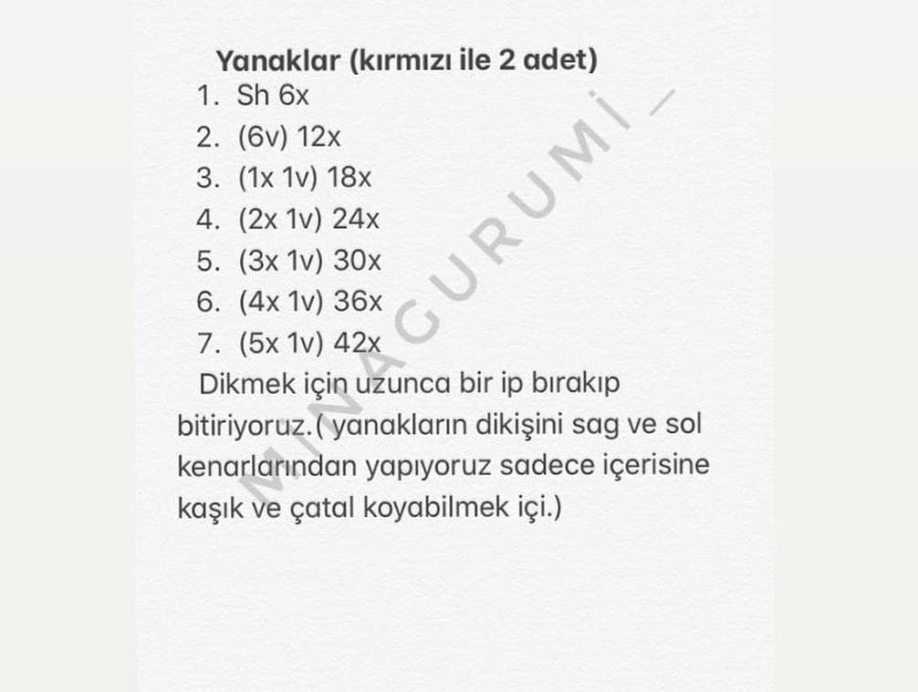 Kurbağa tığ işi modeli mavi, gözleri beyaz, yanakları kırmızıdır.