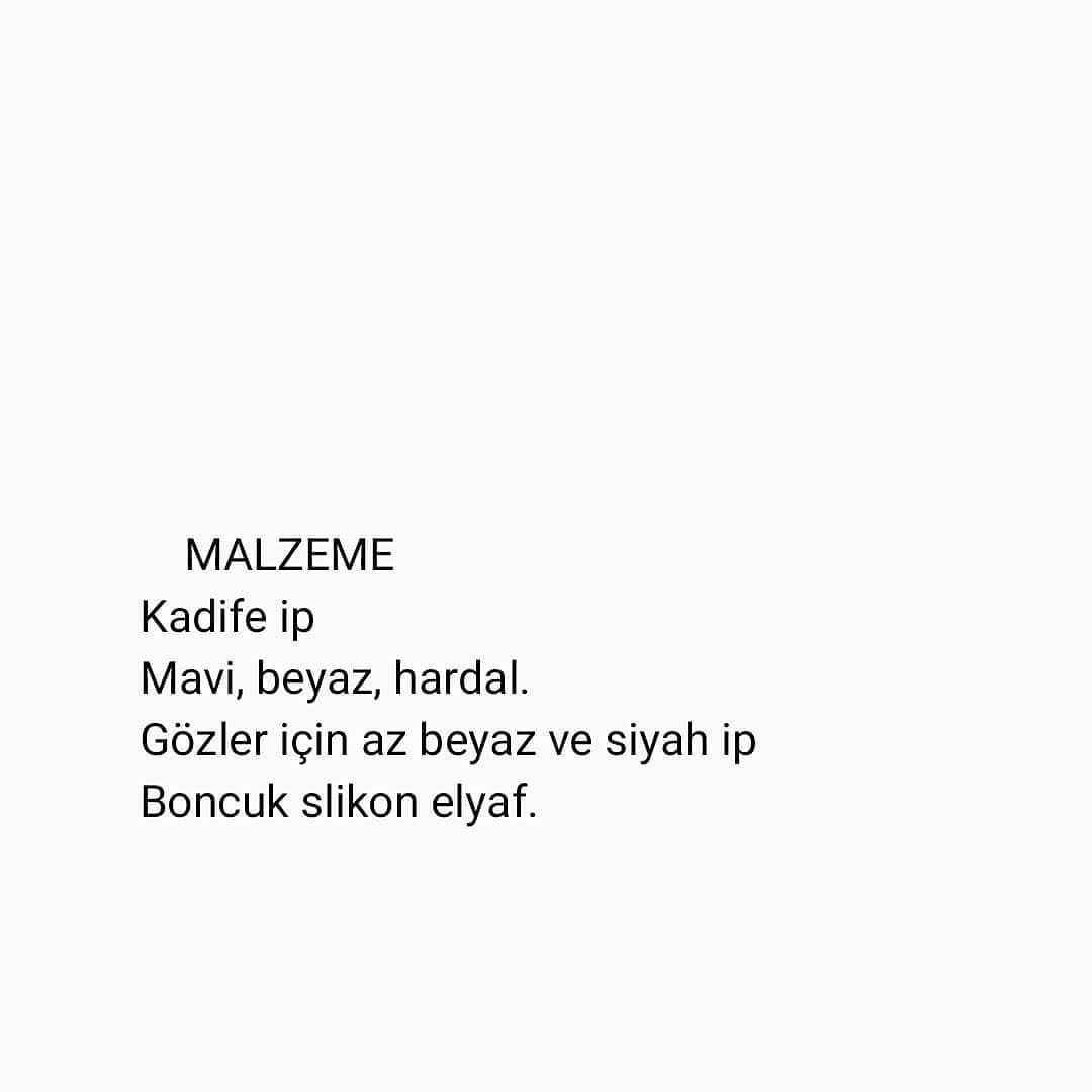 Mavi kalp, kahverengi şapka, beyaz ve siyah gözler, bacaklar ve kollar ile tığ işi modeli