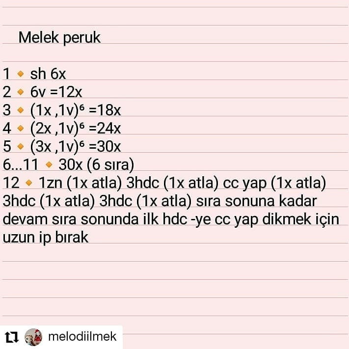 Melek tığ işi modeli, mavi elbise giyiyor, siyah saçlı.