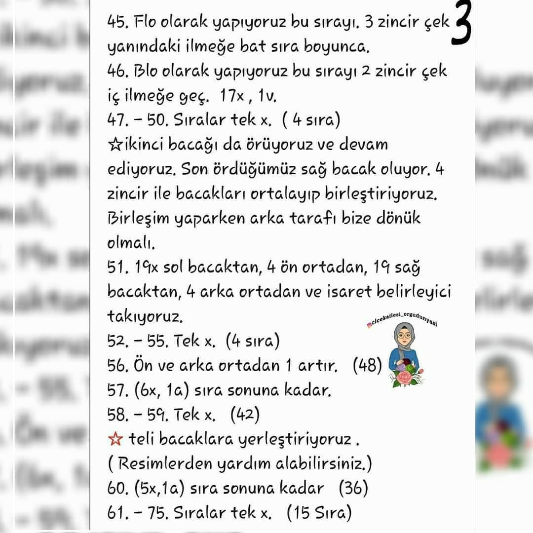 Mor elbise ve gri eşarp takan küçük kız bebek için tığ işi modeli.