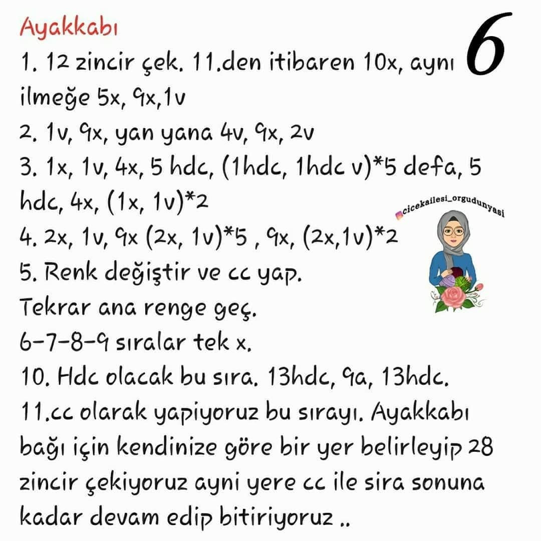 Mor elbise ve gri eşarp takan küçük kız bebek için tığ işi modeli.