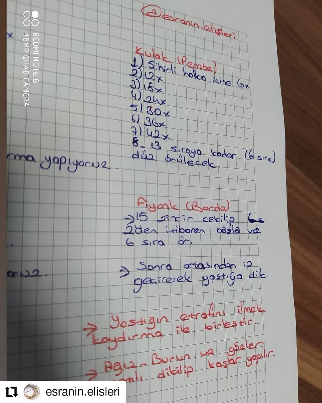 Pembe ayı yastığı, beyaz namlu, mor fiyonk için tığ işi modeli.