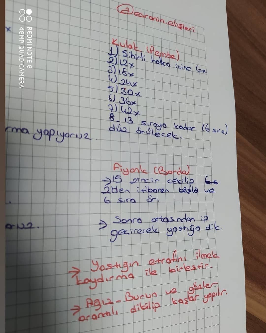 Pembe ayı yastığı, beyaz namlu, mor fiyonk için tığ işi modeli.