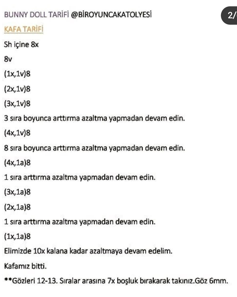 Pembe elbise giyen sarı saçlı bir bebek için tığ işi modeli